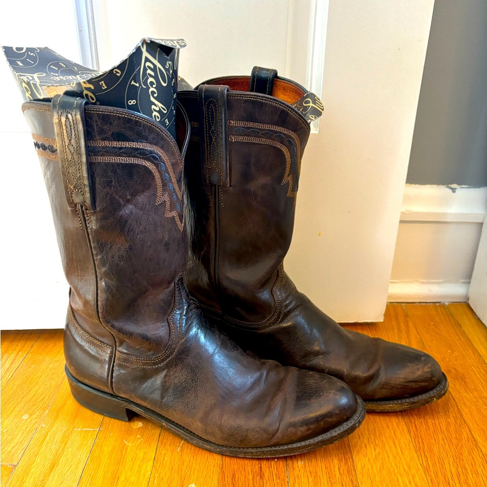 MEN'S SIZE 8.5 LUCCHESE CHOCOLATE MAD DOG ROPER with original packaging